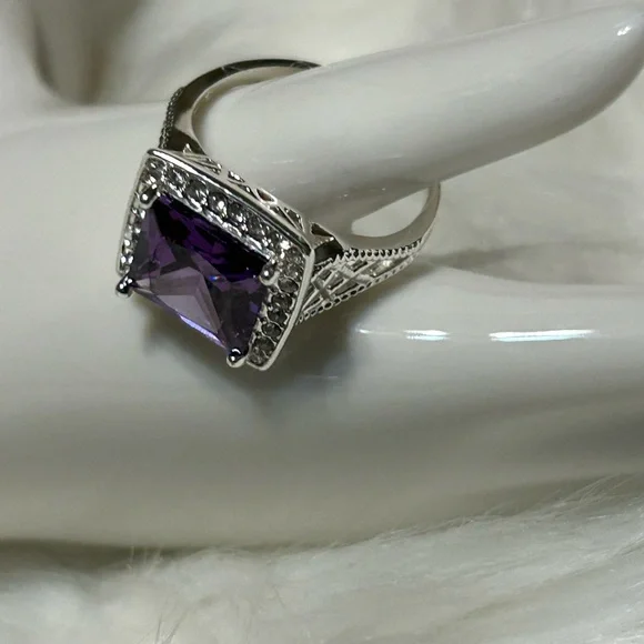 Elegant Purple and Silver Ring - Picture 3 of 10